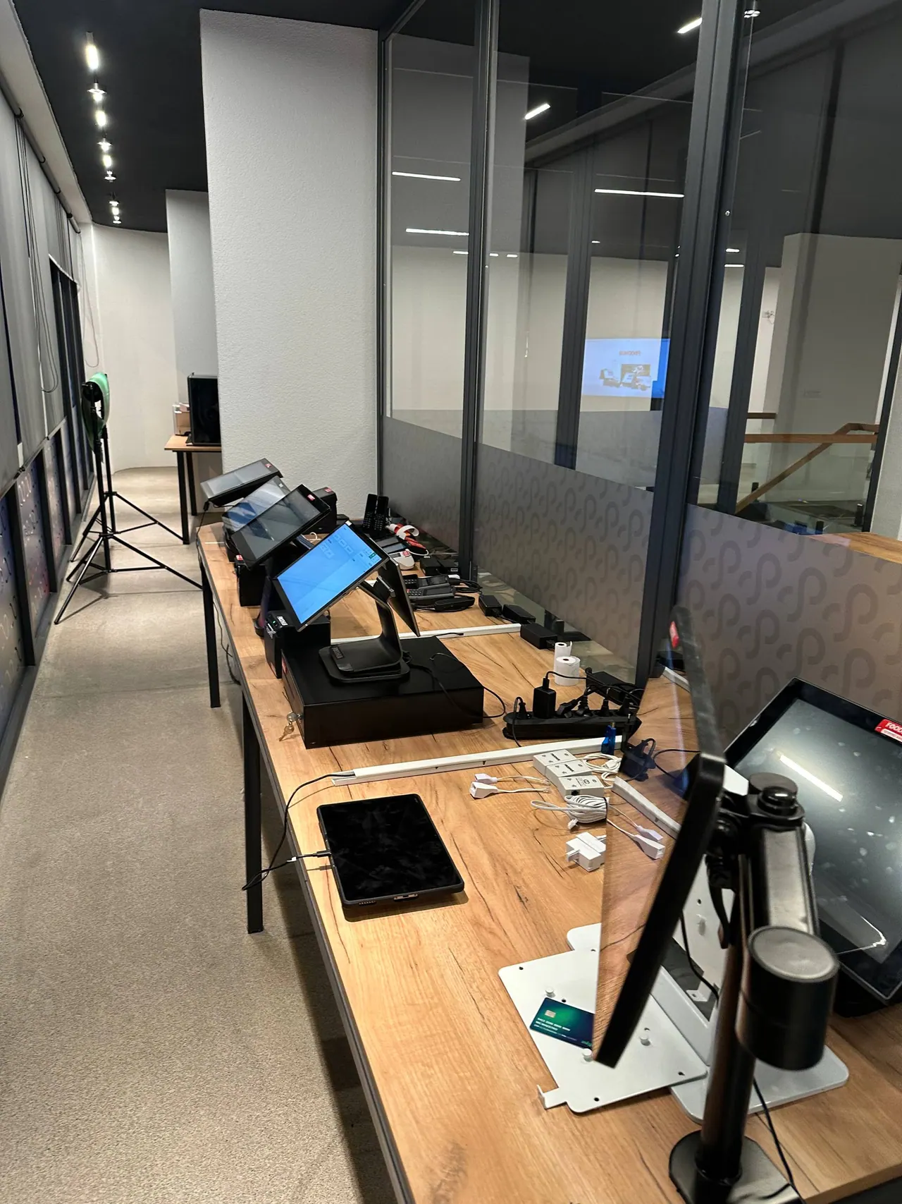 Terminale POS dhe ekrane mbi një tavolinë pune te SD IT Services