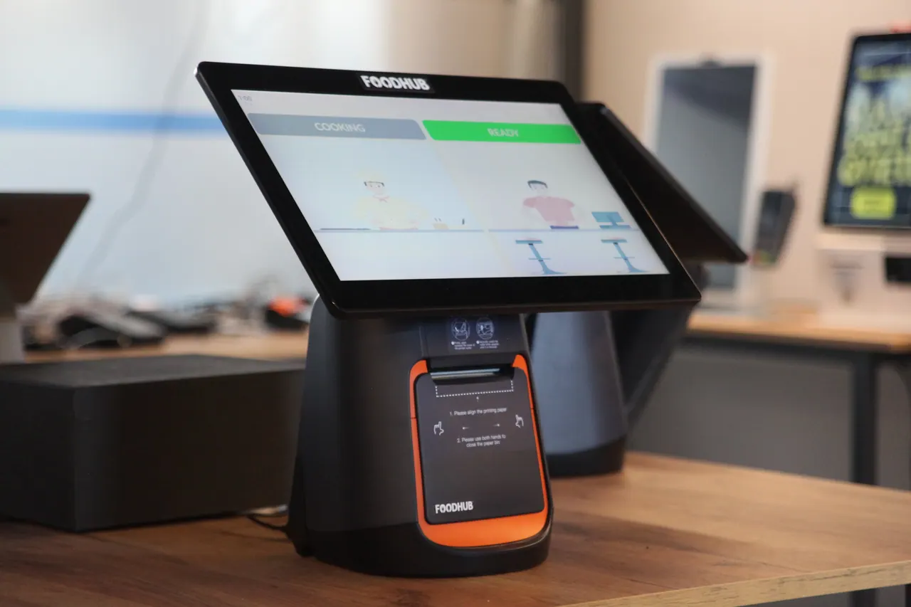 Terminal POS me printer në tavolinën e punës në zyrën e SD IT Services