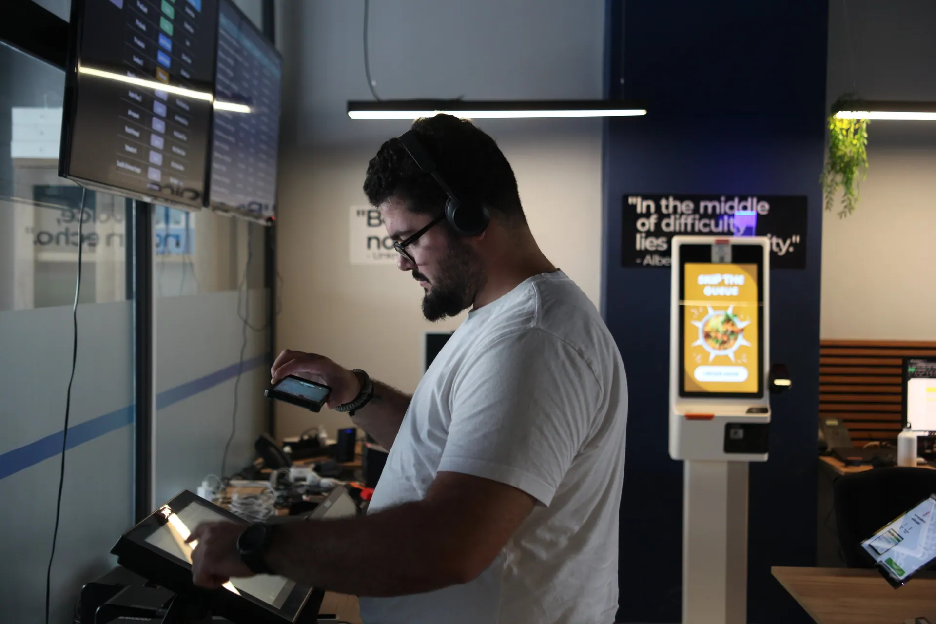 Teknik i SD IT Services me një terminal POS dhe një pajisje dore